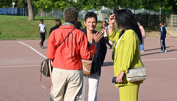 Photo de madame le Maire dans une cours d'école