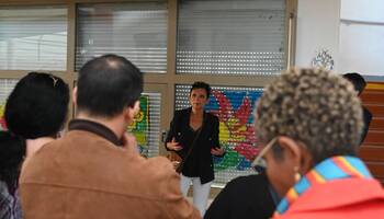 Photo de madame le Maire dans une école